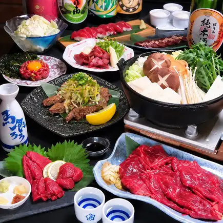 火锅是寒冷季节宴请宾客的完美选择！【马肉寿喜烧火锅套餐】包含马肉刺身、少许炸马肉等8道菜式，以及2小时畅饮