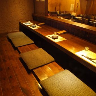 櫃檯座位有5個座位。你可以看到面前的烹飪，你可以獨自一人用餐。