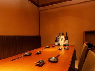 和の趣き溢れる店内は大人の為の落ち着いた雰囲気となっております。2名様~130名様までご利用可能な完全個室席は梅田駅での接待や女子会、合コンなど各種宴会に最適なプライベート空間♪お得な宴会コースプランもご予算に合わせて3000円~ご用意。誕生日や記念日にお得なサプライズ特典もご用意しております。