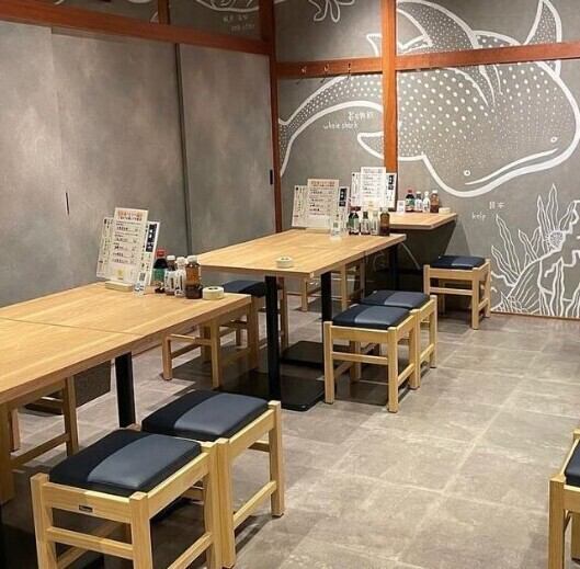 当店は内装にもこだわり空間造りでおもてなし致します。人数に応じて最適なお席へとご案内いたします。ゆったり過ごせる席は親しい友人との語らいにおすすめです。