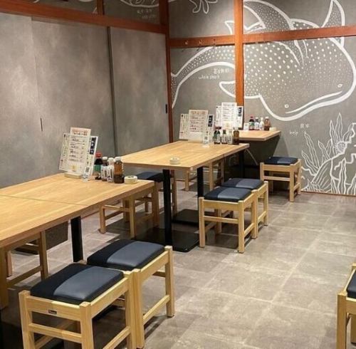 <p>当店は内装にもこだわり空間造りでおもてなし致します。人数に応じて最適なお席へとご案内いたします。ゆったり過ごせる席は親しい友人との語らいにおすすめです。</p>