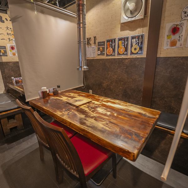 6名様用のテーブル席は、友人同士やちょっとした集まりにぴったりの使いやすい空間。ゆとりのある配置で、焼肉を囲みながらゆっくりと会話を楽しめます。気軽な飲み会や食事利用にも最適で、落ち着いた雰囲気の中、居心地良く過ごせるのが魅力です。