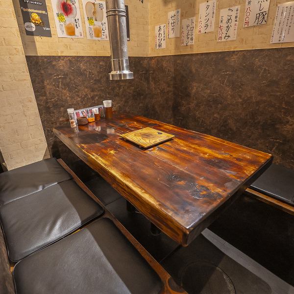 店内はレトロで落ち着いた雰囲気が広がり、どなたでも気軽に利用しやすい空間。テーブル席を中心に配置されており、少人数から大人数まで幅広く対応可能です。程よい賑わいと居心地の良さがあり、普段使いから宴会までさまざまなシーンで活躍する焼肉店です。