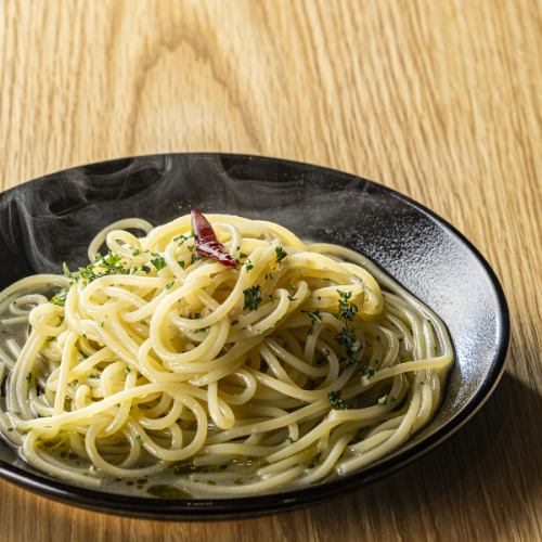 【日本一モチモチの生パスタ】名物にしたいシンプルペペロンチーノ生パスタ　878円（税込）