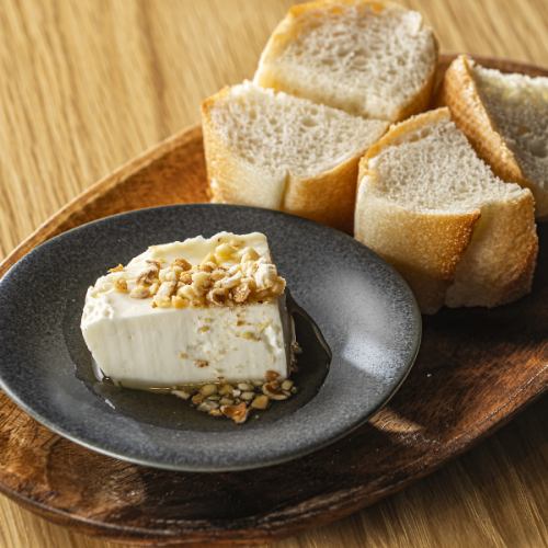 [Selectable appetizer] Homemade cream cheese tofu with honey and nuts and baguette 438 yen (tax included)