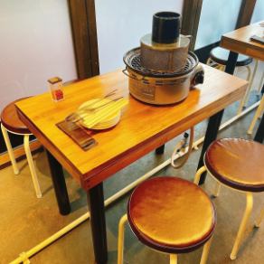 [餐桌椅]我们有餐桌椅，您可以舒适地坐在那里。舒适的空间非常舒适◎可以根据人数布置座位！请在只有第二家店才能品尝到的精致氛围和开放感的精致菜肴[静冈站/肉/无限畅饮/欢迎宴会]
