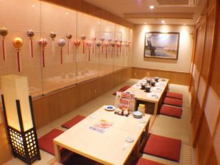 2F　宴会場最大30名様までのご宴会に対応しています。新潟の伝統工芸品「栃尾てまり」がおもてなしの心を表現しています。