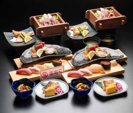 【宴會套餐 7,000 日圓(含稅)】包含蒸籠蒸煮的村上牛、5 份中肥鮪魚握壽司等 7 道菜品和 2 小時無限暢飲。