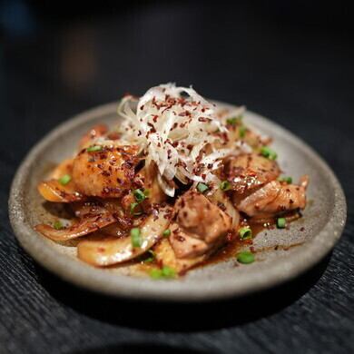 Stir-fried chicken thighs with chili peppers