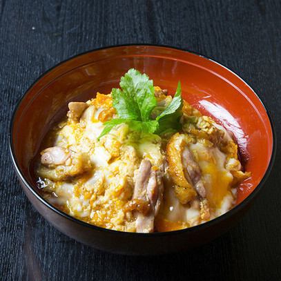 [Very popular] Our recommended dish! Fluffy and tender [Oyakodon] made with Hinai chicken, 1,530 yen (tax included)