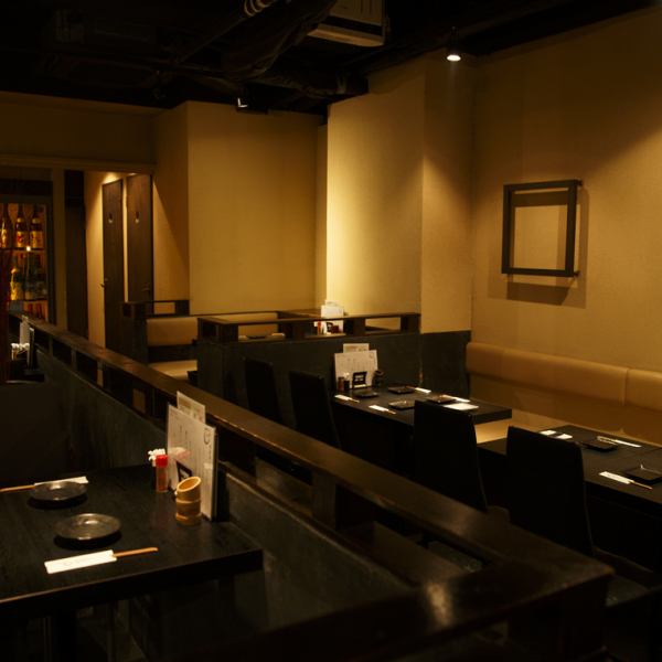 【時尚寧靜的室內設計】我們以優雅的燈光迎接您的到來。請您在優雅舒適的環境中放鬆身心。我們也提供半私人私人房間,推薦給想要悠閒用餐的客人。我們將根據人數安排座位。如需預訂整個場地,請隨時致電我們。