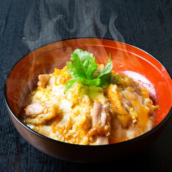 【大人気】当店のイチオシメニュー！比内地鶏を使用したふわふわとろとろな【親子丼】1530円(税込)