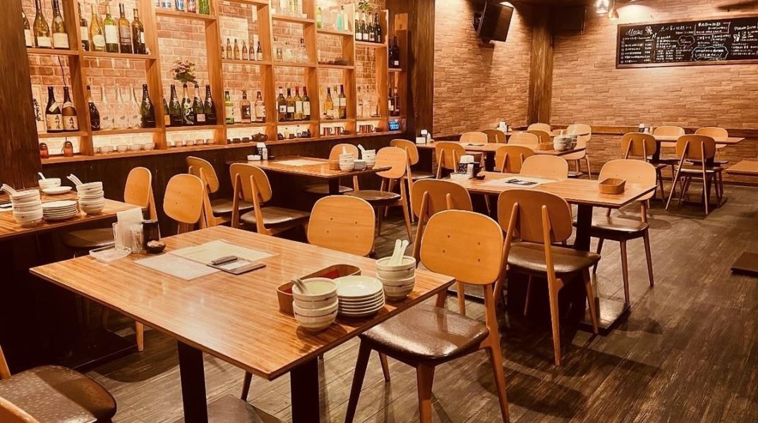 【女子会、飲み会に】2～3名、4～5名などのテーブル席もご用意！わいわい楽しくご宴会も、お友達同士でゆっくりくつろげる空間です。美味しい中華や点心で楽しい時間をお過ごしください。ソーシャルディスタンス◎