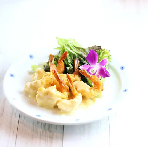Large shrimp with mayonnaise sauce