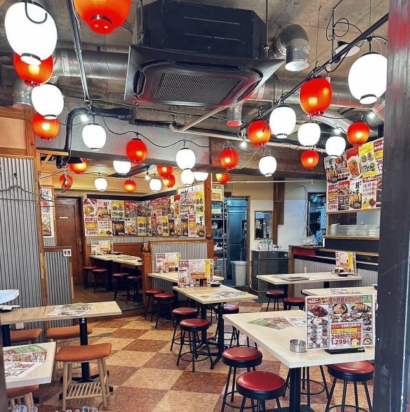 提灯が連なるお祭りのような明るい雰囲気の店内です♪貸切も承っております！歓送迎会や宴会等お気軽にお問い合わせください♪