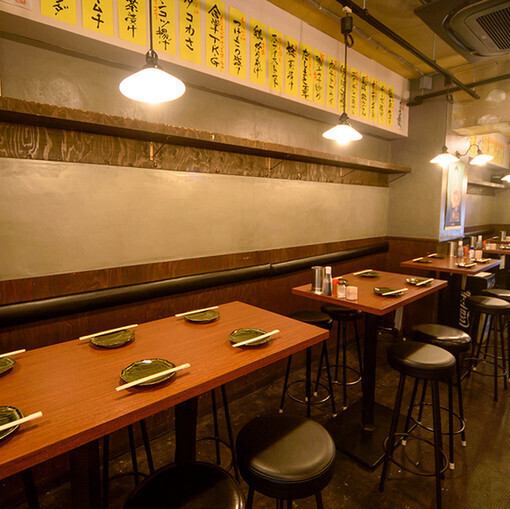 【テーブル席】カジュアルなテーブル席は、少人数での飲み会や女子会に最適です。周りを気にせず、気の置けない仲間と会話を楽しみながら、心ゆくまでお料理とお酒をご堪能いただけます。落ち着いた雰囲気で、ゆったりとした時間をお過ごしください♪