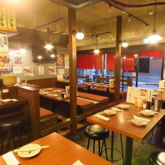 テーブル席は2～4名利用にちょうどよく、友人や同僚との飲み会にぴったりのスペース。串焼きや鉄板料理をシェアしながら、賑やかな時間を過ごせます。