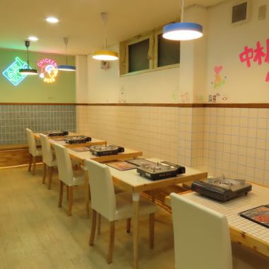 快適にお食事いただけるテーブル席！グループやファミリーから数人のお食事・飲み会まで様々なシーンでご利用いただけます。席の配置や組み合わせも変更できるので、お客様のニーズに合わせてご利用いただけます。柔軟に対応するよう努めておりますので、お気軽にご相談ください。