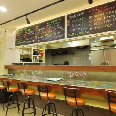 お一人様や少人数のお食事に適したカウンター席です！女子会やデート、カジュアルにもお使いいただけます。ランチから営業しておりますので、お気軽にお越しください。リラックスした雰囲気でお食事をお愉しみいただける店内をご提供しております。
