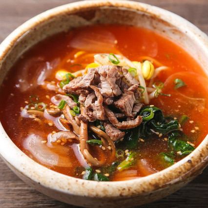 Yukgaejang 牛肉提取物汤