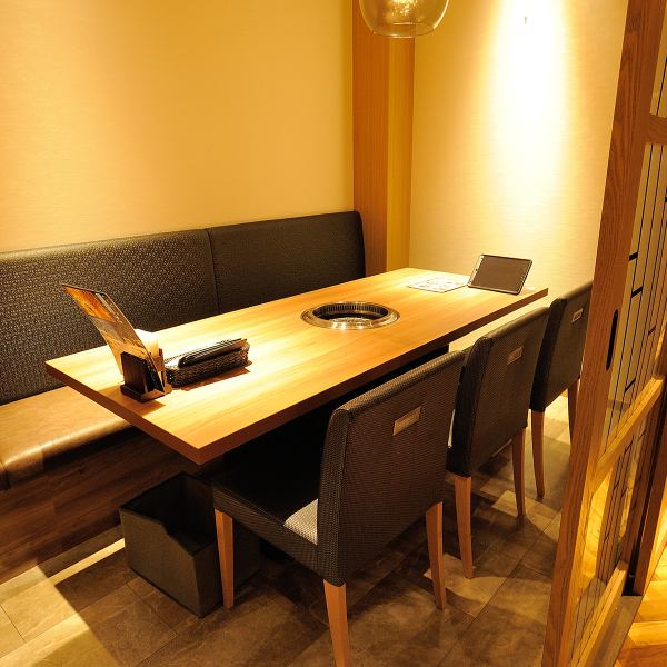 [There is a semi-private room ◎] There are 4 semi-private tables where 2 to 4 people can relax.There are tables that can seat 4 to 6 people.