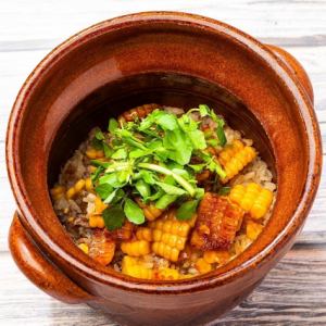 甘さ際立つ。トウモロコシと牛タンの土鍋ご飯