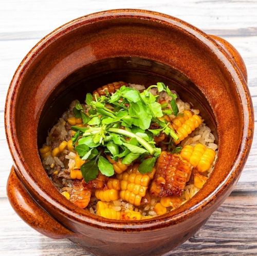 甘さ際立つ。トウモロコシと牛タンの土鍋ご飯