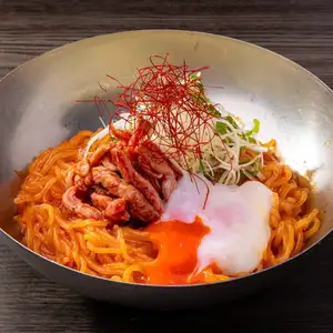 炙りユッケ風の旨辛ビビン冷麺
