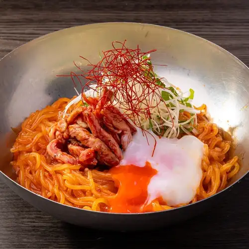 炙りユッケ風の旨辛ビビン冷麺