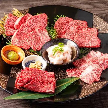 A serious business directly operated by a meat wholesaler, we carefully select only the most tender, melt-in-your-mouth female A5 grade Kuroge Wagyu beef.