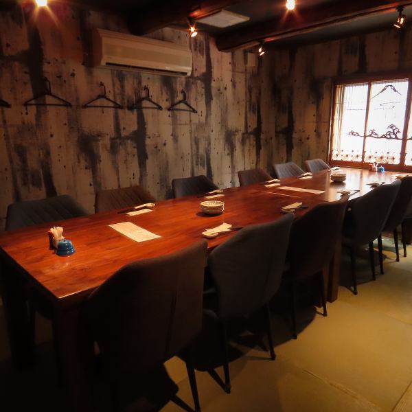 最大10名様まで利用可能な個室は、ご宴会からプライベート利用まで幅広いシーンでご利用いただけます♪落ち着きのある空間が特長で、ゆっくりと会話を楽しむことができるほか、大切な方との特別なひとときを演出することも可能です☆お客様の大切な時間を快適にお過ごしいただけるよう心を込めたサービスでお迎えいたします