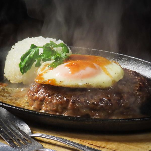 熱々の鉄板で提供！半熟卵と特製ソースが絡む絶品メニュー◎当店自慢のハンバーグは一度食べたら病みつきに