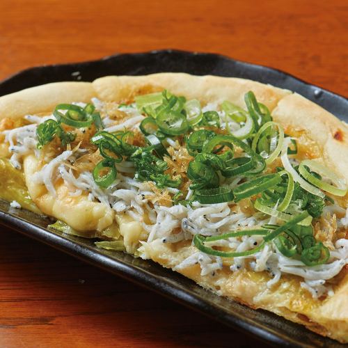 Kujo green onion and shirasu pizza