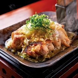 自慢の鍬焼き！鶏もものねぎ塩焼き