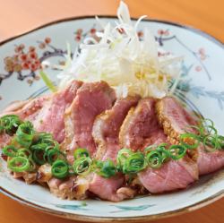 一只鸭子叼着一根韭菜……