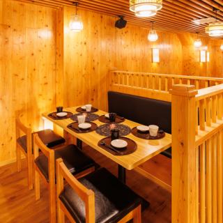 餐桌座位可容納3至6人 ◆依客人人數及目的，提供最適合當天的半間座位。