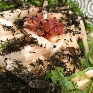 Crunchy radish salad with plum flavor