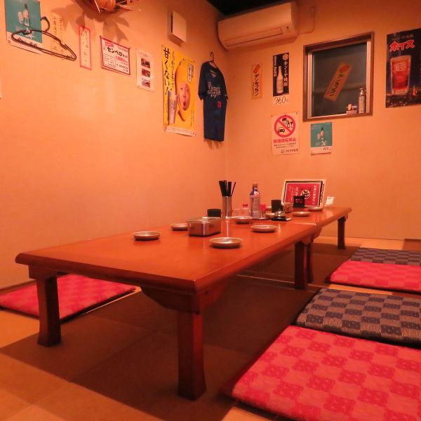 【まるで大阪旅行を体験できる大衆酒場！】昔ながらのレトロ酒場を彷彿させる、どこか懐かしい店内。木目調のテーブルや温かみのある照明、壁には手書きのメニュー札、そんな「大衆食堂×大阪串カツ」らしい世界観が広がります。どんなシーンでもフィットし、気楽に楽しめる「街の台所」のような存在にぜひお越しください♪