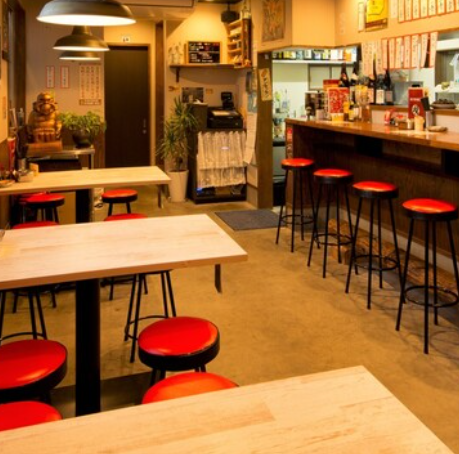 一人でふらっと立ち寄っての晩酌から、気の合う仲間との飲み会、気取らないデート、会社帰りのサク飲みまでーどんなシーンにも寄り添ってくれるのがエビスヤ食堂の魅力。また、最大26名までの貸切もOK！気軽な宴会から打ち上げまで、幅広くご利用いただけます◎