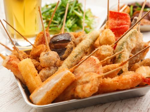 一本一本丁寧に揚げている、30種類以上の自慢の串カツ。