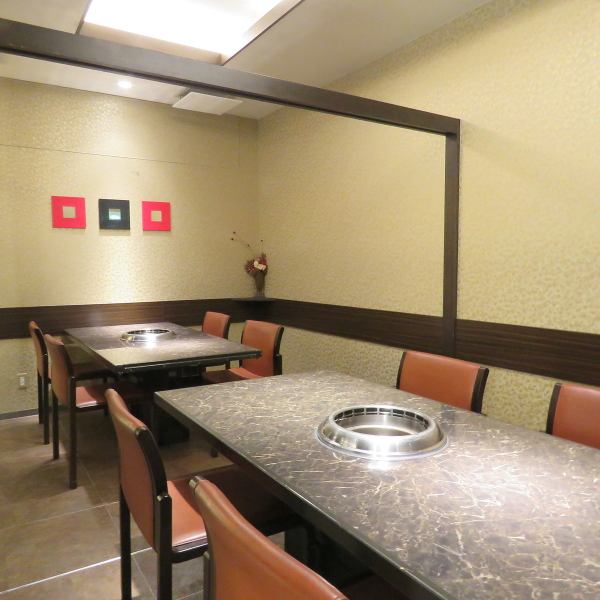 VIP半個室。4名様から12名様用の雰囲気を重視とした造りで、各種ご宴会、ご会合、接待などにもご利用頂けます。