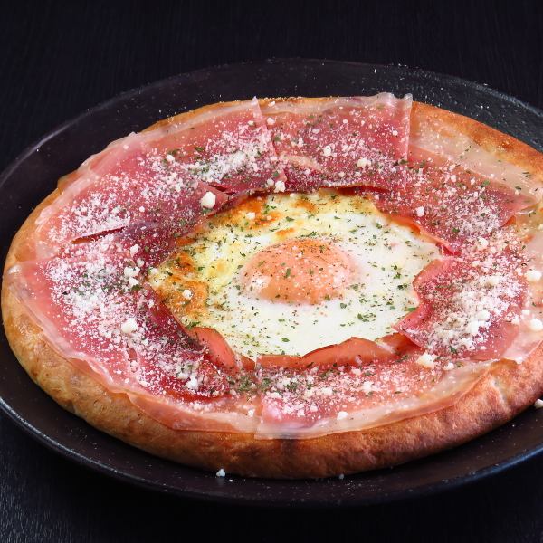 【生地も手作り】生ハムのビスマルクピザ◆風味豊かな生ハムと高級感あふれるトリュフの香り♪1500円(税込)