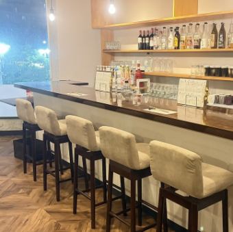 カウンター席が6席あります。お一人様のご予約も歓迎です!お気軽にご予約ください◎