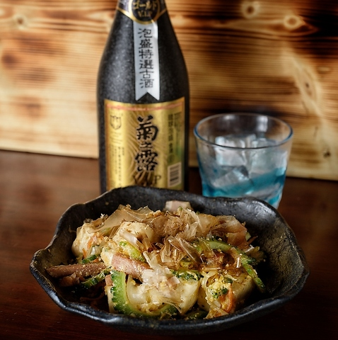 It's easily accessible, just a 3-minute walk from the Asato Station exit on the Okinawa Monorail. It's close to the station, so it's perfect for a quick drink after work or for a party. We offer a wide variety of menu items, including "senbero" (three drinks + one dish), so it's recommended for both locals and tourists!