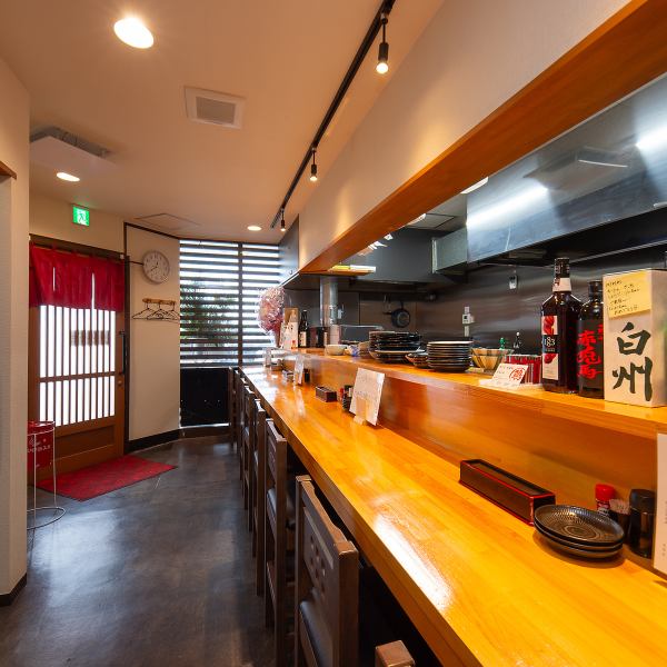 アットホームなカウンター席で、目の前で焼かれる焼き鳥を楽しみながら、特別なデートを演出します★ 8席の限られた空間だからこそ、親密な雰囲気が漂う! 焼き鳥の香ばしい香りが二人の距離を縮めることでしょう♪ リラックスした雰囲気の中で、心に残るひとときを過ごせる場所です◎