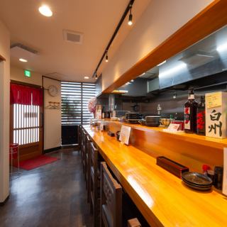 デートや、お一人様のお食事に最適なカウンター席を8席完備しております。