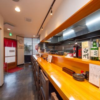 カウンター席は目の前で焼き上げる焼鳥と炭火の香りが食欲をそそります。当店の焼鳥をまずは香からお楽しみ下さい。