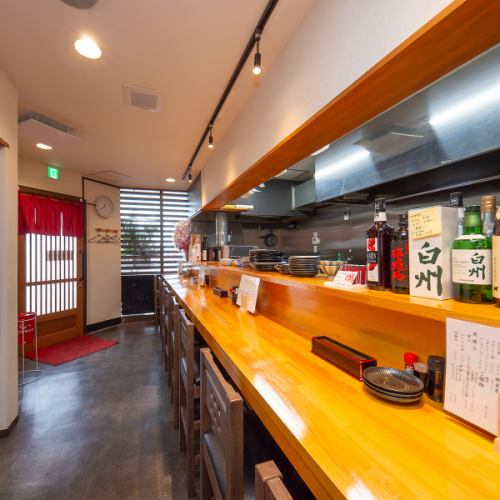 カウンター席は目の前で焼き上げる焼鳥と炭火の香りが食欲をそそります。当店の焼鳥をまずは香からお楽しみ下さい。