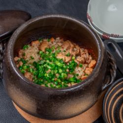 土鍋で食べるかしわ飯