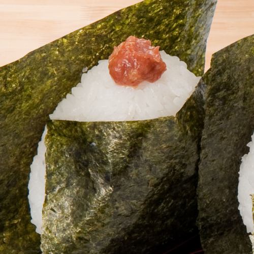 梅子飯糰、鮭魚飯糰、明太子飯糰和醬油烤飯糰各一個。